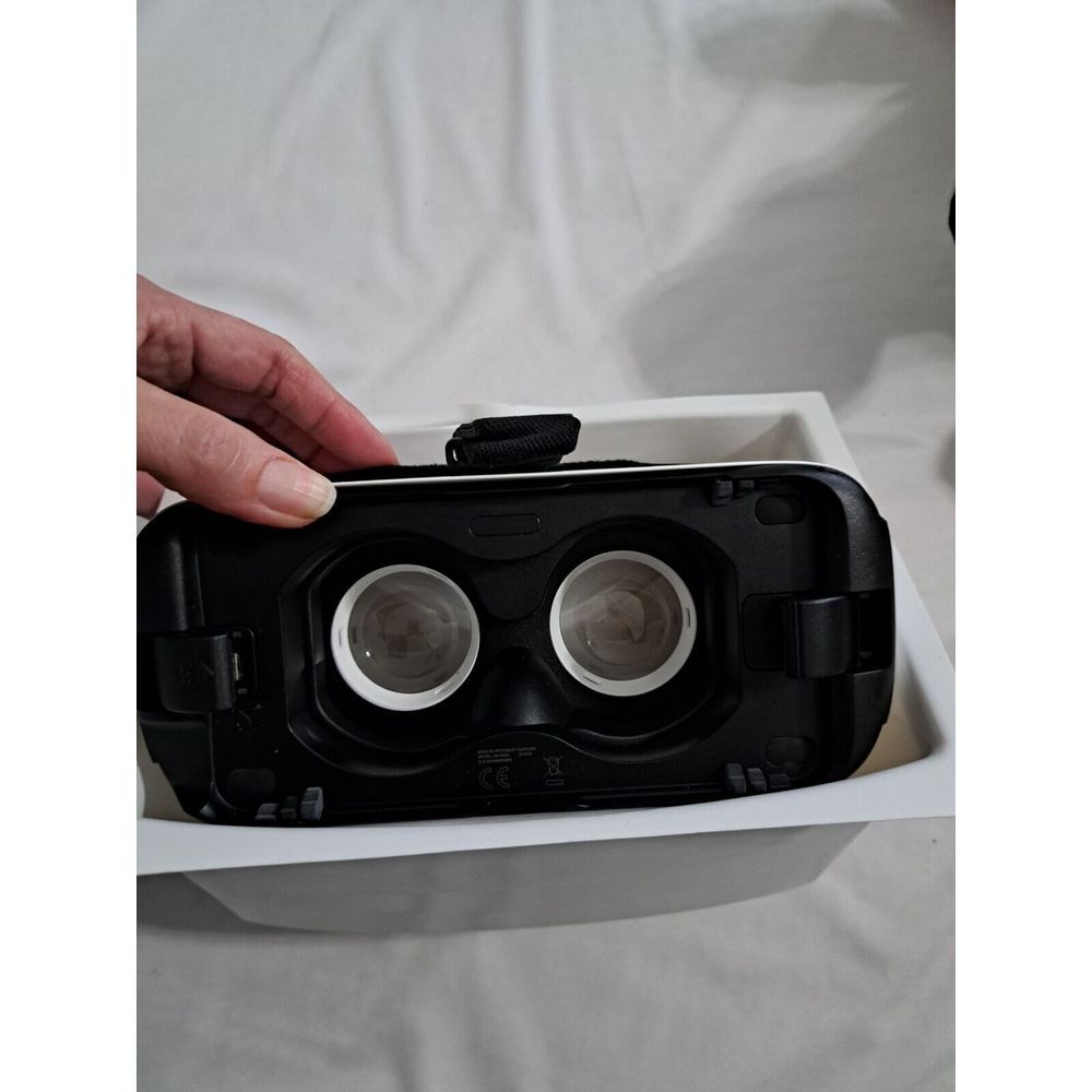 Samsung SM-R322NZWAXAR Gear VR Headset -‎ Frost White - Picture 4 of 4